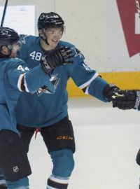 Tomáš Hertl se raduje z gólu v utkání s Montrealem