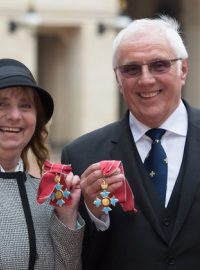 Margaret Aspinallová a Trevor Hicks pózují s Řádem britského impéria, který dostali za boj o pravdu o Hillsborough