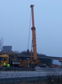 Stavba nosníků na dálničním nadjezdu na 162. km D1 ve směru na Brno