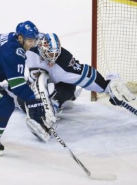 Radim Vrbata střílí vítězný gól v utkání s Winnipegem