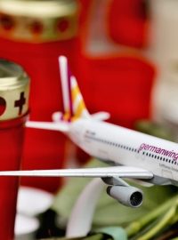 Model airbusu Germanwings se objevil mezi květinami a svíčkami na letišti v Bonnu