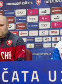 Trenér české jedenadvacítky Jakub Dovalil a Tomáš Kalas před zápasem s Anglií