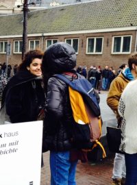 Před vchodem do návštěvnického centra domu Anny Frankové je asi 100 metrů dlouhá fronta