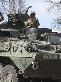 Příjezd amerického konvoje k ruzyňským kasárnám