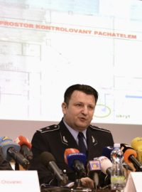 Zleva ministr vnitra Milan Chovanec, policejní prezident Tomáš Tuhý a Michaela Hýbnerová z odboru vnitřní kontroly Policejního prezidia