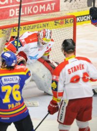 Hokejisté Českých Budějovic se radují z gólu v utkání s Olomoucí