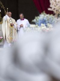 Papežovu mši sledují ve Vatikánu přes déšť desetitisíce lidí
