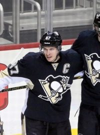 Kanadské bodování nyní vede Sidney Crosby (uprostřed), v posledním zápase proti Voráčkově Philadelphii ale nebodoval