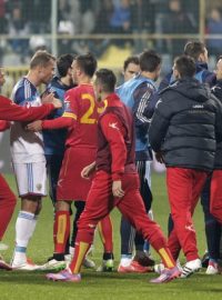 Kvalifikační zápas mezi ruskými (v bílém) a černohorskými fotbalisty provázely časté strkanice