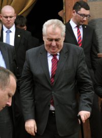 Miloš Zeman navštívil nejzadluženější obec ČR, Prameny u Mariánských Lázní. Na snímku odchází po jednání se starostkou Lenkou Málkovou