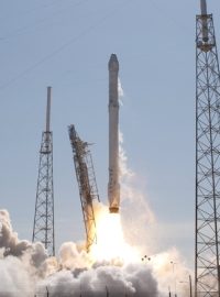 Z amerického Mysu Canaveral k Mezinárodní vesmírné stanici (ISS) odstartovala zásobovací loď Dragon soukromé společnosti SpaceX