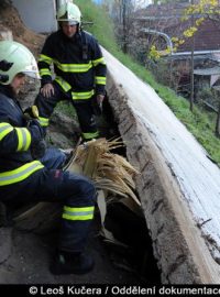 Pražští hasiči zasahovali v Chotkově ulici, kde vypadl z mostní konstrukce betonový panel