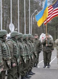 Američtí a ukrajinští vojáci během slavnostního zahájení společného školení a cvičení ve Lvovské oblasti na západě Ukrajiny (20. 4. 2015)