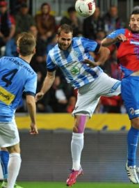 Aidin Mahmutovič (vpravo) si na mladoboleslavskou obranu nepřišel