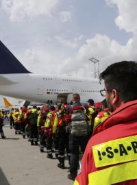 Do Nepálu také míří týmy německé charitativní organizace ISAR