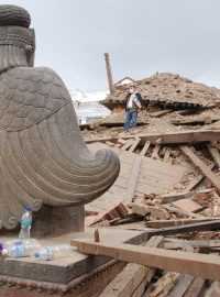 Při ničivém zemětřesení v Nepálu mohlo zemřít až deset tisíc lidí. Lidé přespávají na ulicích