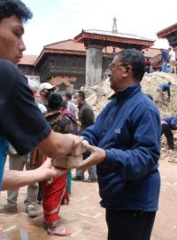 Lidé ve starobylém městě Bhaktapur odklízejí sutiny
