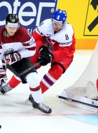 Kaspars Saulietis se přes Jana Hejdu snaží ohrozit branku Ondřeje Pavelce