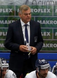 Trenér Vladimír Vůjtek na střídačce slovenského týmu.