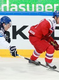 Martin Erat (v červeném) zakládá útočnou akci českého týmu