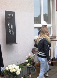 Ve Žďáru odhalili pamětní desku ubodaného studenta Petra Vejvody