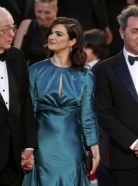 Herci Michael Caine a Rachel Weiszová s režisérem Paolem Sorrentinem na filmovém festivalu v Cannes