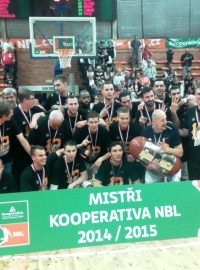 Basketbalisté Nymburka slaví 12. český titul v řadě