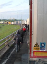 V Calais to vře: Agresivní uprchlíci ohrožují řidiče kamionů