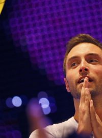 Eurovision Song Contest vyhrál švédský zpěvák Zelmerlöw. Na této fotografii čeká na vyhlášení výsledků