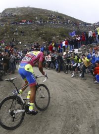 Alberto Contador při stoupání na Colle delle Finestre na soupeře ztrácel