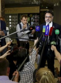 Vyjednavač za takzvanou Doněckou lidovou republiku Denis Pušilyn (vpravo) a zástupce takzvané Luhanské lidové republiky Vladislav Dejnego (druhý zprava) v Minsku