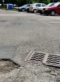 Problémem, které obyvatele města často trápí, jsou také výmoly ulicích