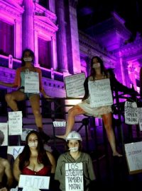 Proti domácímu násilí, týrání a vraždám žen protestovalo v Buenos Aires podle odhadů až 200 tisíc lidí