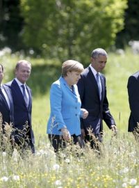 Zleva: Shinzo Abe, Jean-Claude Junker, Stephen Harper, François Hollande, Donald Tusk, Angela Merkelová, Barack Obama a David Cameron na G7