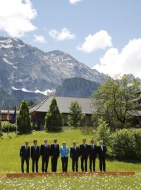 Zleva: Donald Tusk, Shinzo Abe, Stephen Harper, Barack Obama, Angela Merkelová, François Hollande, David Cameron, Matteo Renzi a Jean-Claude Junker na G7