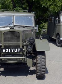 Štábní automobil Humber a sanitka