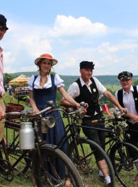 V Příchovicích se jela spanilá jízda Cyklostezkou Járy Cimrmana. Cyklisté na historických kolech