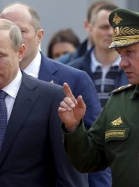 Ruský prezident Vladimir Putin a ruský ministr obrany Sergej Šojgu na zahájení výstavy a konference o vojenské technice Armija-2015 v Kubince u Moskvy