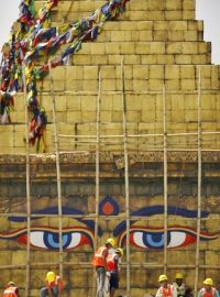 Stúpa Boudhanath v Káthmándú prochází opravami