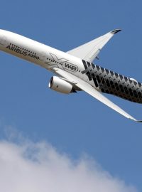Airbus A350 předváděný na mezinárodním aerosalonu u Paříže