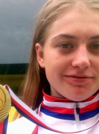 Cyklistka Nikola Nosková se zlatou medailí pro juniorskou mistryni republiky