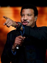 Zpěvák Lionel Richie na Glastonbury 2015