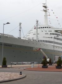 Parník SS Rotterdam, bydliště plážových volejbalistů na MS