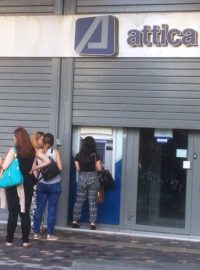 Řekové hromadně vybírají peníze z bankomatů
