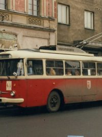 Trolejbus v pozadí s jídelnou - socialismus - 80. léta