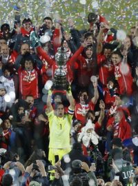 Fotbalisté Chile se radují z vítězství na Copa América