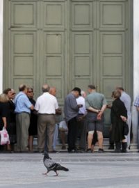 Řečtí důchodci opět stojí fronty před bankami, aby si vyzvedli část penzí