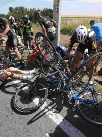 Po hromadném pádu se ze silnice stala skládka rozbitých závodních speciálů, lékaři nestačili ošetřovat zraněné cyklisty