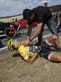 Zraněný Fabian Cancellara p ohromadném pádu ve třetí etapě Tour de France