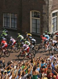Projíždějící peloton si v každém městě přijdou prohlédnout tisíce fanoušků, dnes se dočká Amiens